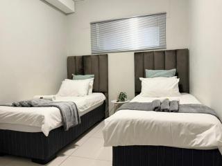 Emy KJG CBD Balcony Aircon 2 Bedroom Merensky Towers - 4