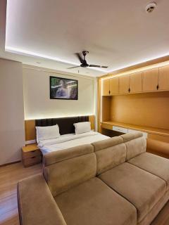 Holyday Stay Inn - 8