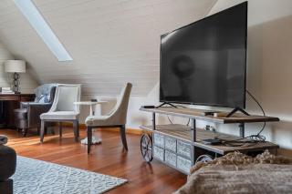 Parkland301 Sunlit 2,000 ft² Penthouse with Mtn View - 3
