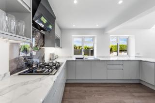 3BR 2BA, Free Parking, 5 Mins LGW, Fast Wi-Fi - 8