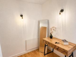 City centre 2 bedroom apartment, parking, sleeps 4 - 1