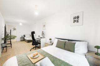 Spacious 5-Bed Apartment for Groups · Free Parking - 9