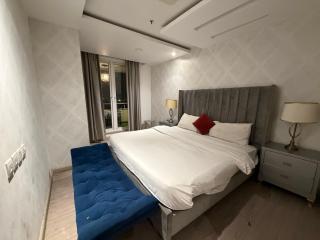 Two Bed w snooker table Golf crest mall top floot - 6