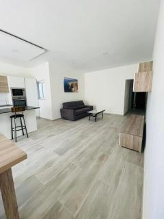 2 Bedroom Apartment 50m from the sea - 4