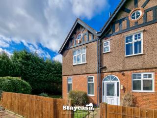 Spacious 5BR Leicester Home Sleeps 10 Parking! - 7