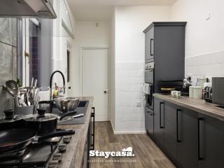 Spacious 5BR Leicester Home Sleeps 10 Parking! - 1
