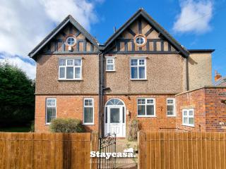 Spacious 5BR Leicester Home Sleeps 10 Parking! - 9