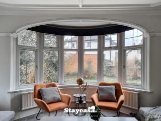 Spacious 5BR Leicester Home Sleeps 10 Parking! - 0