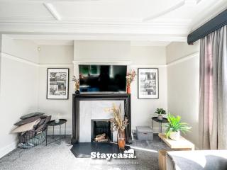 Spacious 5BR Leicester Home Sleeps 10 Parking! - 1