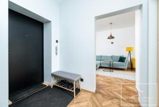 Central 2BR for 6, Workspace & Walk to Old Town - 5