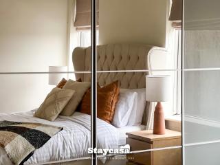Stylish Interior Cosy Haven - On-Street Parking - 7