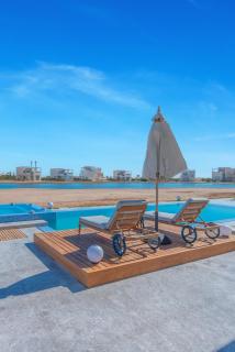 The Azure Waterfront Villa 4BR at Cyan Range ElGouna - 8