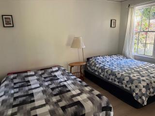 Spacious Airport Room - Free Parking - 10 Min from Terminal - 0