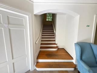 Prime Neighborhood Guest Room - 10m to Airport - Free Parking - 3