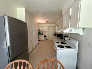 Prime Neighborhood Guest Room - 10m to Airport - Free Parking - 6