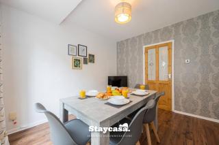 Spacious Cosy Cove with Large Driveway and Garden - 2