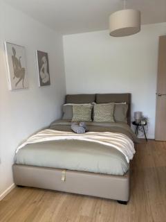Central Milton Keynes Studio 5 Minutes from Downtown - 2