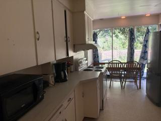 10 Mins to YVR & Kits Beach - Cozy Victorian Room, Free Parking - 9