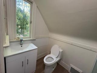 10 Mins to YVR & Kits Beach - Cozy Victorian Room, Free Parking - 6