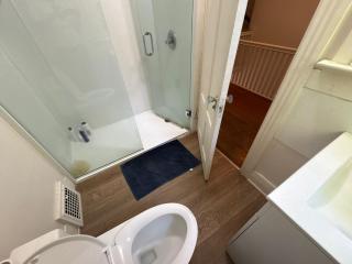 10 Mins to YVR & Kits Beach - Cozy Victorian Room, Free Parking - 4