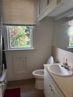 10 Mins to YVR & Kits Beach - Cozy Victorian Room, Free Parking - 2