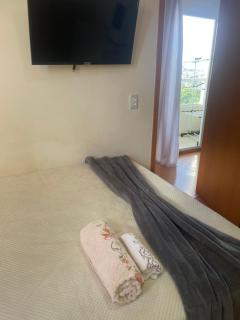 Quarto com cama de casal bem aconchegante, com banheiro compartilhado - 5