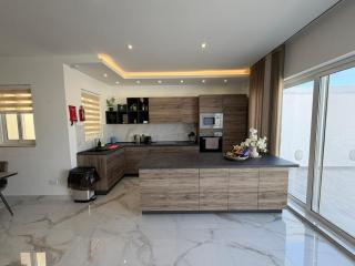 Exclusive 2 Bed Penthouse with pool - by Hostmt - 7