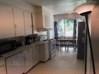 Vancouver Prime Location Room - Near YVR & Kits Beach - Free Parking - 9