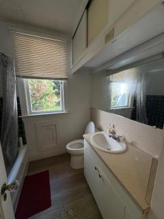 Vancouver Prime Location Room - Near YVR & Kits Beach - Free Parking - 3