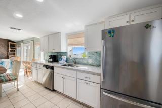 Artists Beach House LC7 - 6