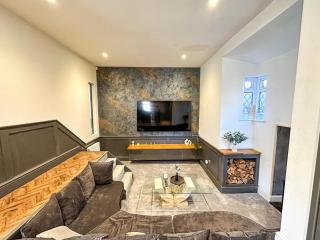 5BR Manchester Home Jacuzzi, Garden & Parking - 5
