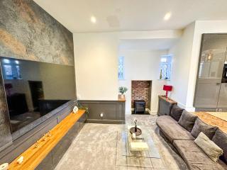 5BR Manchester Home Jacuzzi, Garden & Parking - 4