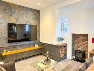 5BR Manchester Home Jacuzzi, Garden & Parking - 2