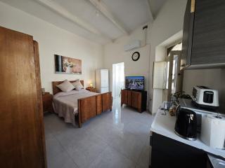Maltese Sunroom Suite - 5