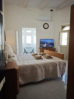 Maltese Sunroom Suite - 3