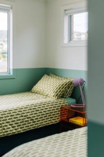 King Bed, Hot Tub & Parking in Heart of Sandy Bay - 5