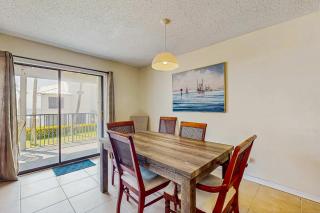 Condo with partial Gulf views shared outdoor pool sun deck & private beach access - 6
