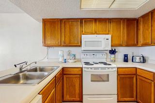 Condo with partial Gulf views shared outdoor pool sun deck & private beach access - 4