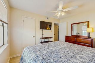 Condo with partial Gulf views shared outdoor pool sun deck & private beach access - 2