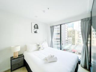 Modern 2BR 2BA Harbour & Skyline Views w Balcony - 0