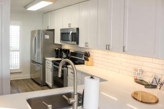 Coastal escape with 2 water-view balconies 2 pools tennis & beach access - 3