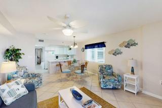 Gulf & Beachfront Condo wBalcony Central AC Shared Hot Tub Pools Free WiFi - 6
