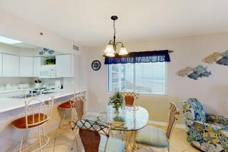 Gulf & Beachfront Condo wBalcony Central AC Shared Hot Tub Pools Free WiFi - 5