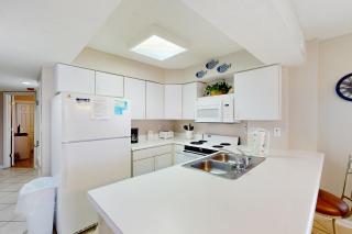 Gulf & Beachfront Condo wBalcony Central AC Shared Hot Tub Pools Free WiFi - 3