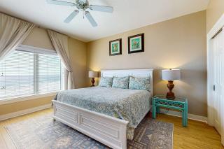 Spacious condo with Gulf-front views & access to pools hot tub gym - 1