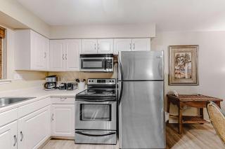 Snowbird-Friendly Condo with Private Balcony Gas Grill Jetted Tub Shared Pool - 4