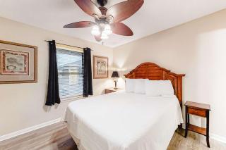 Snowbird-Friendly Condo with Private Balcony Gas Grill Jetted Tub Shared Pool - 2