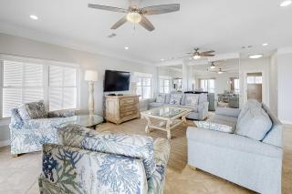 Spacious beachfront home with large balconies & pool access - 6