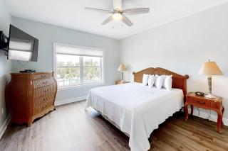 Spacious beachfront home with large balconies & pool access - 1