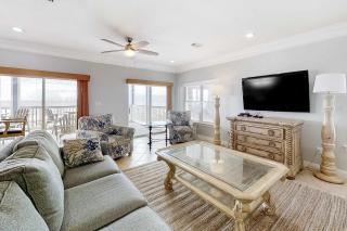 Spacious beachfront home with large balconies & pool access - 9